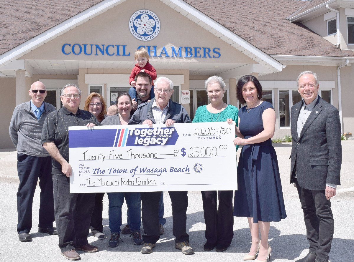 Cheque presentation picture with the Marcucci family